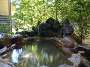  全室天然温泉の掛け流しの露天風呂付離れ客室（鳥遊ぶ森の宿 ふたり静）