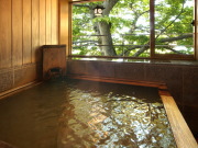 にごり湯の源泉「黄金の湯」が掛け流しの露天風呂付客室（雨情の湯 森秋旅館）