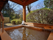 源泉かけ流しのにごり湯露天風呂つきのお部屋（仙郷楼）